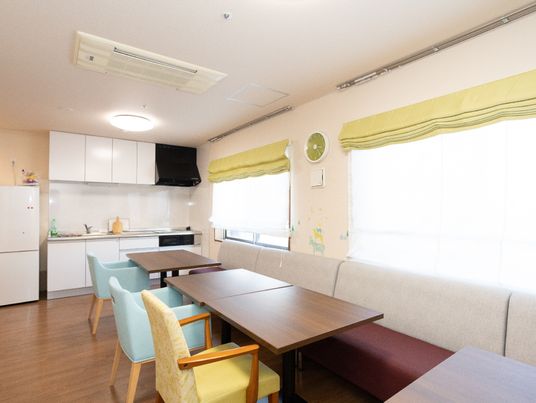 共有スペースのキッチンとダイニング