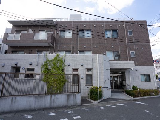 施設の清潔な外観