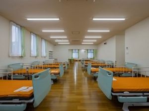 明るい多床室の居室  