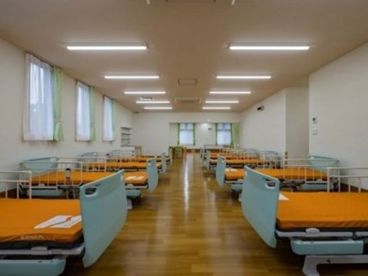 明るい多床室の居室  