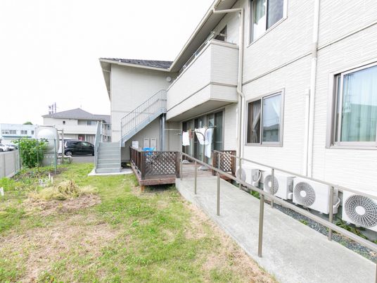 広々とした施設の外観
