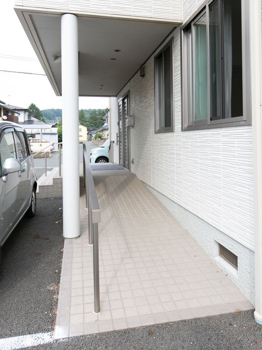 バリアフリー設計のエントランス