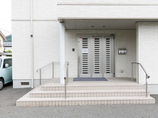 白い建物のエントランス