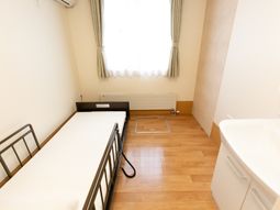 シンプルな居室の様子