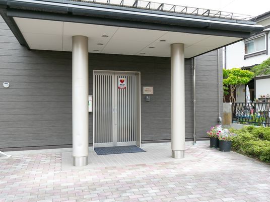 明るいエントランスの外観