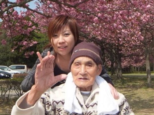 春の桜と笑顔のふれあい