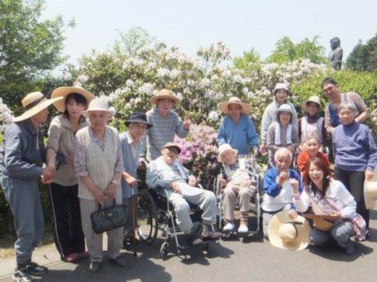 花々と笑顔の集合写真