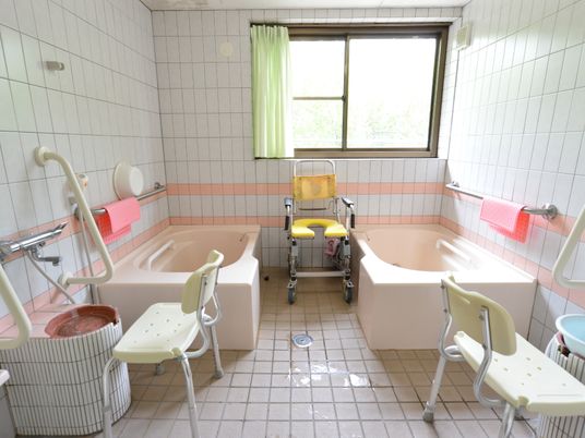 バリアフリー設計の浴室