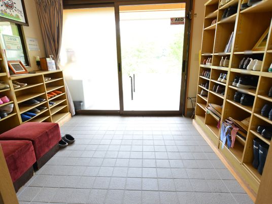 玄関の靴棚とベンチ