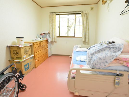 居室のベッドと家具