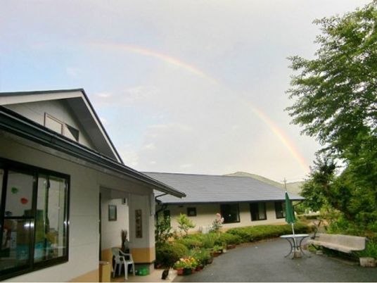 虹が架かる施設の外観