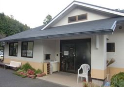 清潔感のある建物エントランス