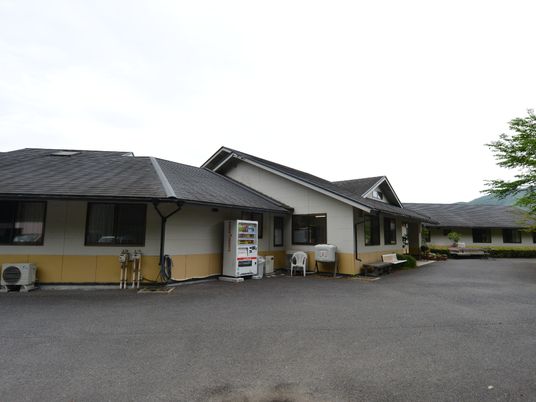 広々とした敷地の外観