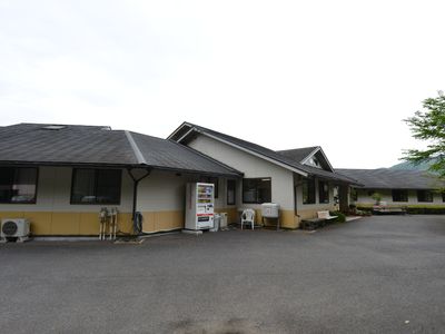 広々とした敷地の外観
