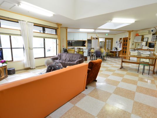 広々とした共有ラウンジ