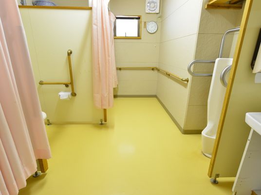 バリアフリー設計の浴室