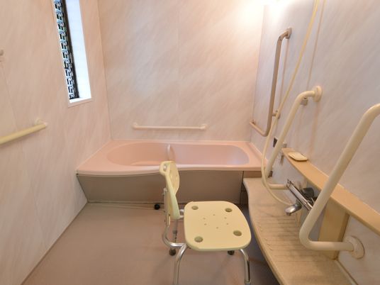 バリアフリー設計の浴室