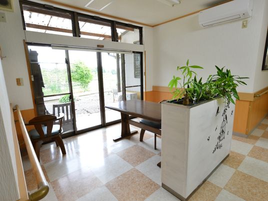 中庭を望む明るい空間