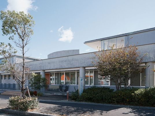 明るい外観の施設建物  