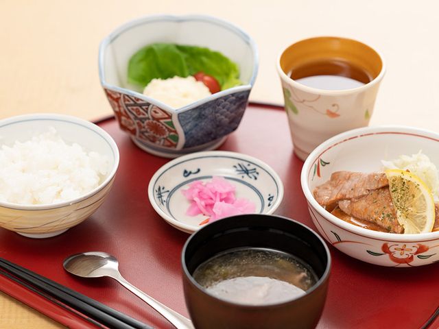 和風の食事セット 料理 バランスの良い和食が並ぶ食卓です。栄養管理にも配慮されたお食事をご提供しています。
