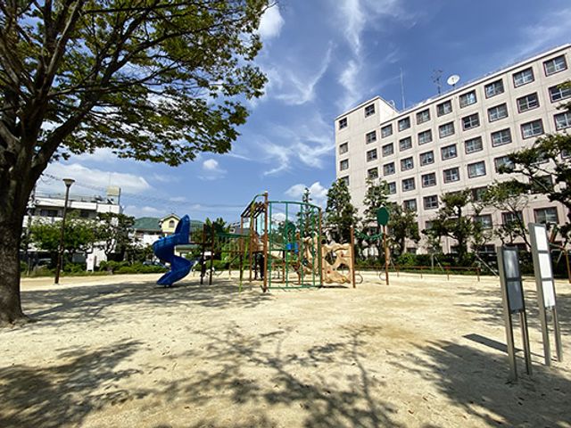 広々とした中庭 中庭 広々とした明るい中庭です。安らぎのひと時を過ごせるような緑や遊具が見受けられます。