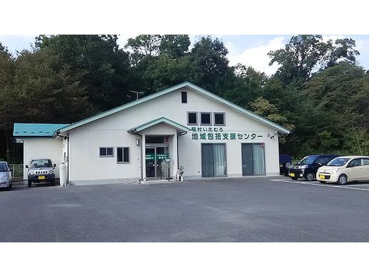緑に囲まれた外観