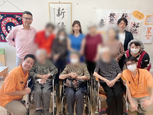 笑顔の人々と掲示物