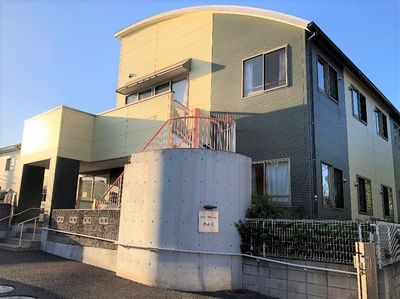 緑色の建物エントランス