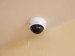 監視カメラ設置の天井