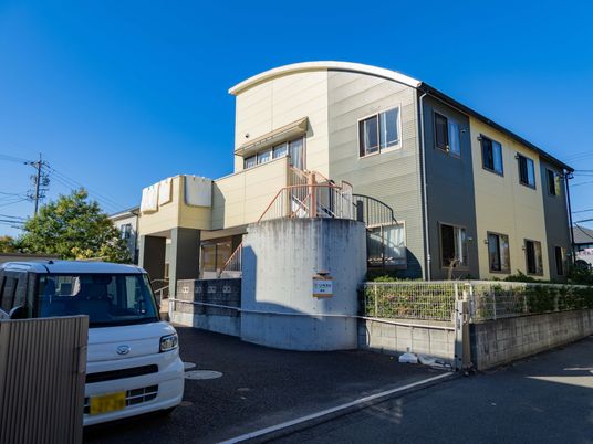 青空の下の建物外観