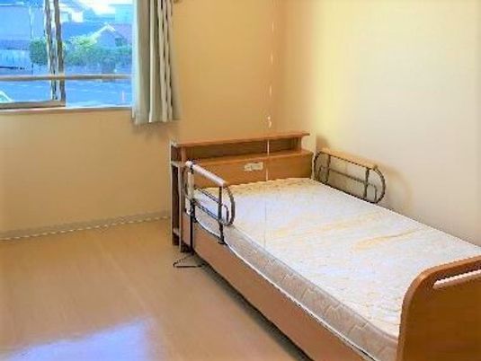 居室のベッドと窓