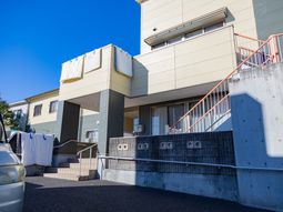 バリアフリー対応の建物外観