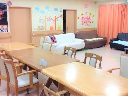 明るい共用ダイニング