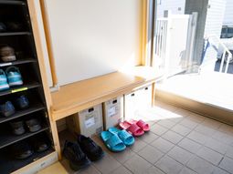 明るい日差しの玄関