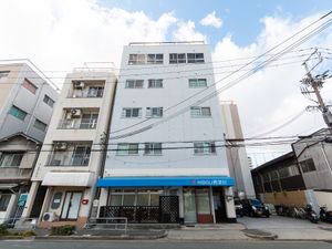 都市のビル外観
