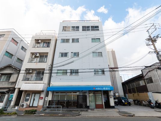 都市のビル外観