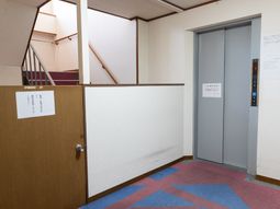廊下のエレベーター前