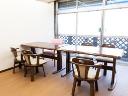 シンプルなダイニングテーブルセット