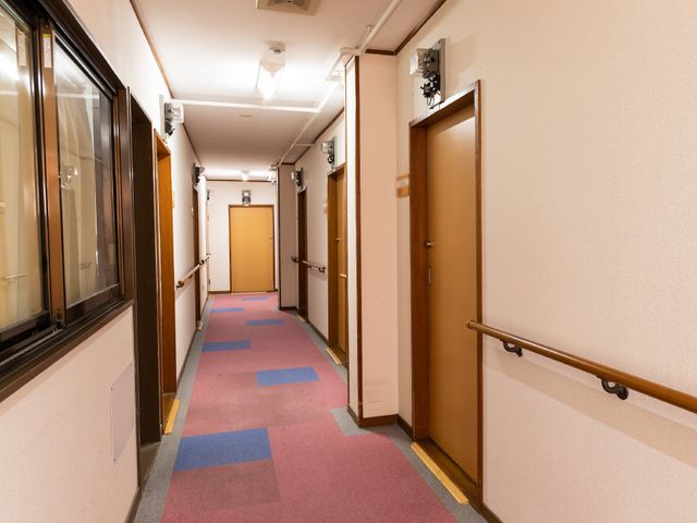 清潔感のある廊下 廊下 手すりが整備されており足元も明るい、安心して歩ける廊下です。スタッフと利用者の円滑な移動を支えています。