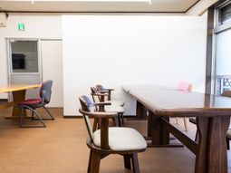 木製テーブルと椅子の空間