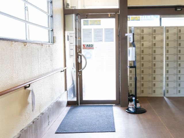 玄関ホールの風情 玄関 広々として明るいエントランスは、来訪者を温かく迎えます。利用者の安全を考えた手すりや設備が整っており、快適な環境が提供されています。
