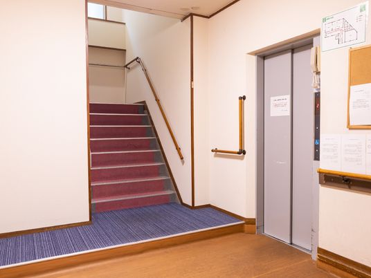 階段とエレベーターのある廊下