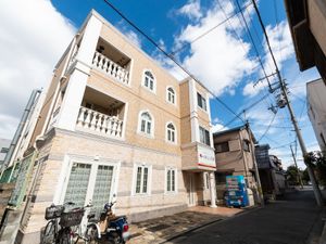 レンガ調のエレガントな外観