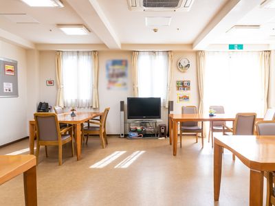 共有スペースの日差し入る居室