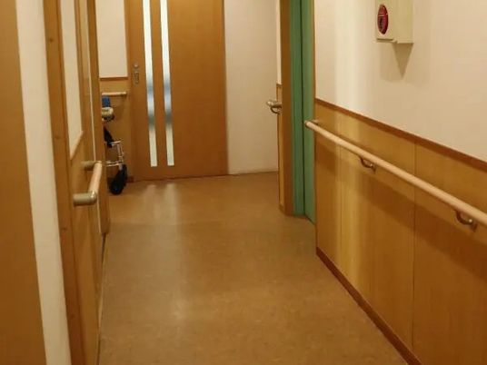 手すり付きの廊下  