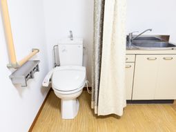 手すり付きトイレと洗面台