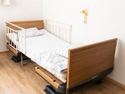 快適な居室のベッド