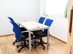 青い椅子がある会議室