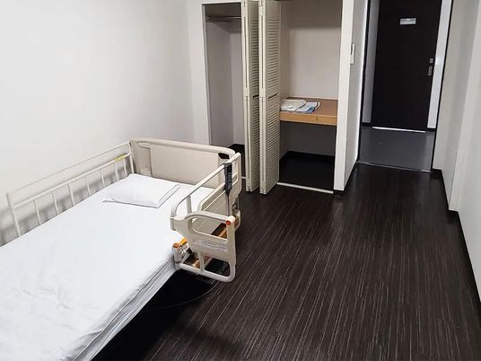 居室のベッドと収納  