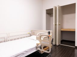 清潔な居室のベッドとクローゼット